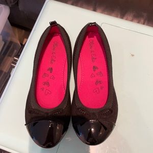 Ballerina girl shows